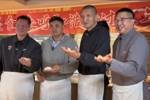 胡卫东、刘玉栋、朱芳雨和巴特尔一起包饺子 并祝愿大家小年快乐